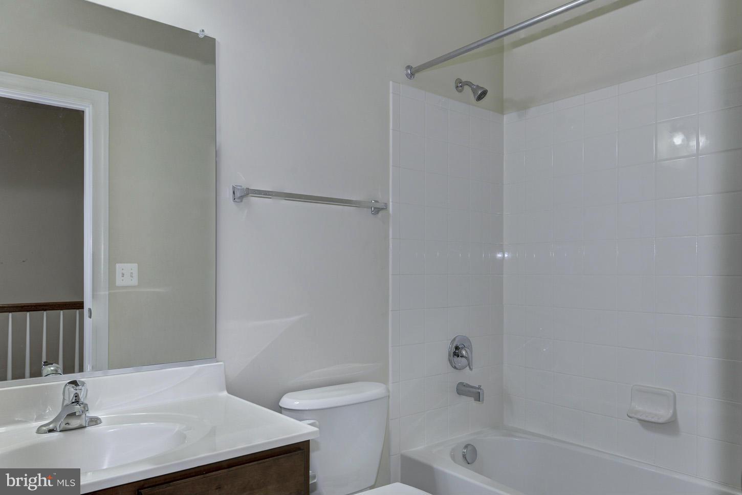 43348 Old Ryan Road Ashburn, VA 20148 - Photo 20 of 29 Upstairs Hall Bath