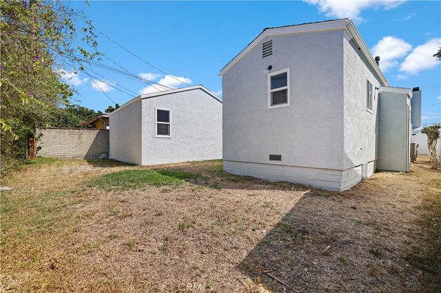 a view of a house with backyard and porch