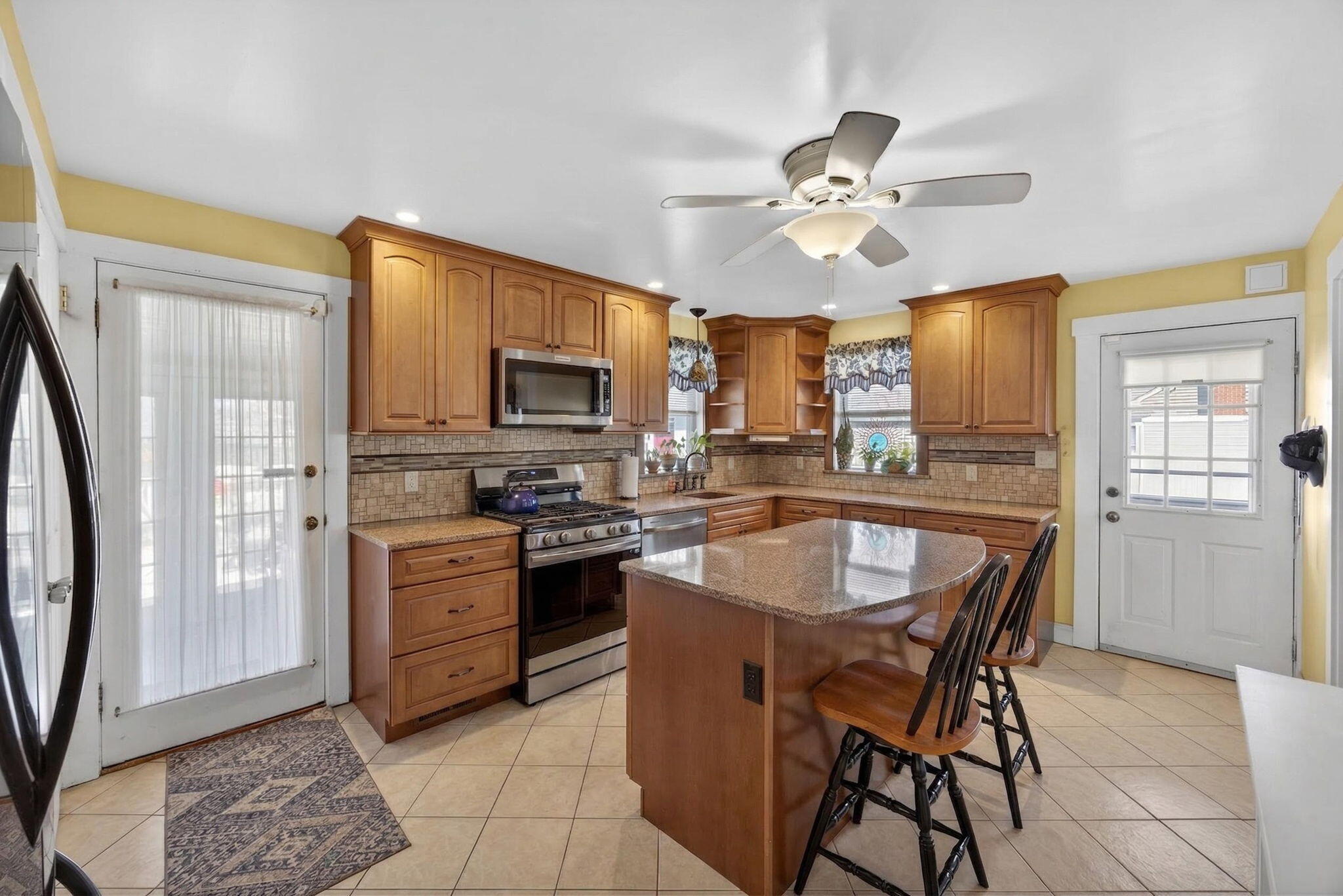 69 Spring Street Hyannis, MA 02601 - Photo 4 of 35 4-04-PF0A4592