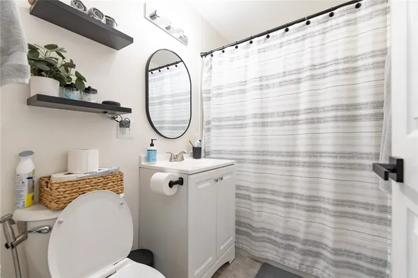 $2,000 | 49 Hollis Street, Unit 2, Providence, RI 02907
