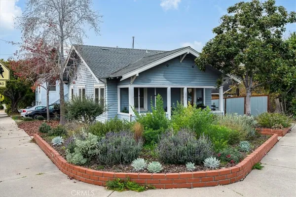 a view of a house with backyard