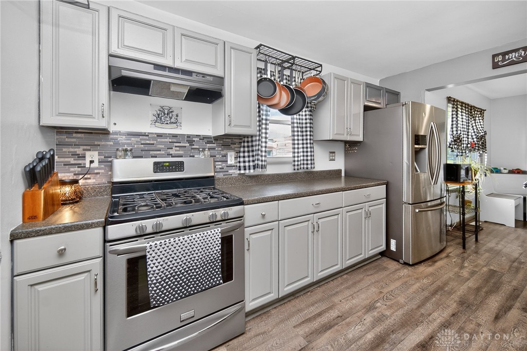 3301 Wildwood Road Middletown, OH 45042 - Photo 12 of 68 This modern kitchen features a full range of stainless steel appliances and abundant cabinetry.