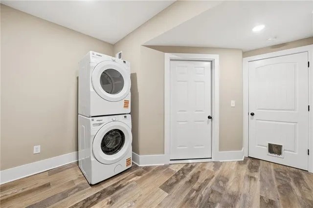 a view of a bedroom with washer and dryer