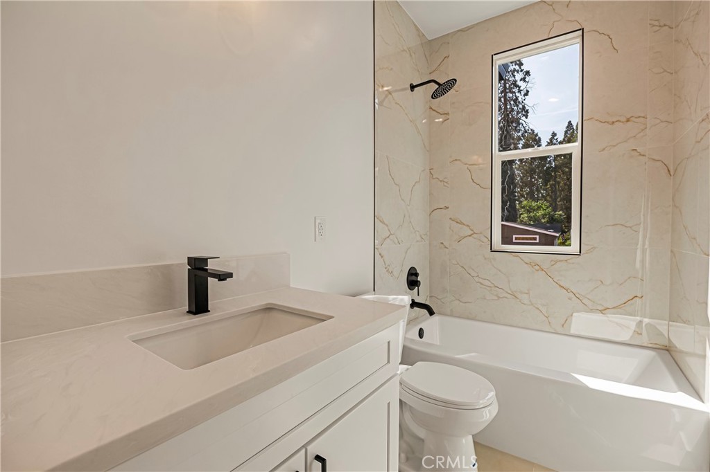 7278 Pentz Road Paradise, CA 95969 - Photo 25 of 36 a bathroom with a sink a toilet and a bathtub