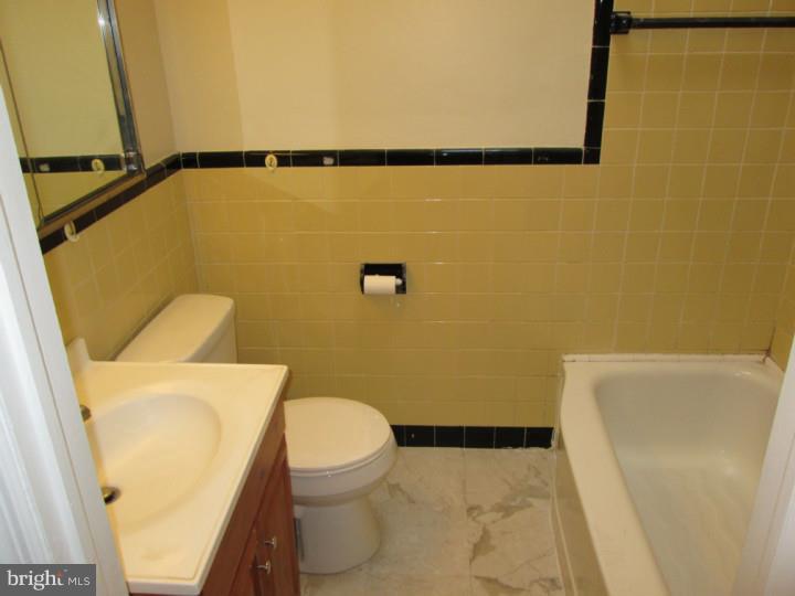 1809 Merribrook Road Philadelphia, PA 19151 - Photo 18 of 20 Bathroom