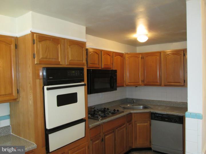1809 Merribrook Road Philadelphia, PA 19151 - Photo 5 of 20 Kitchen