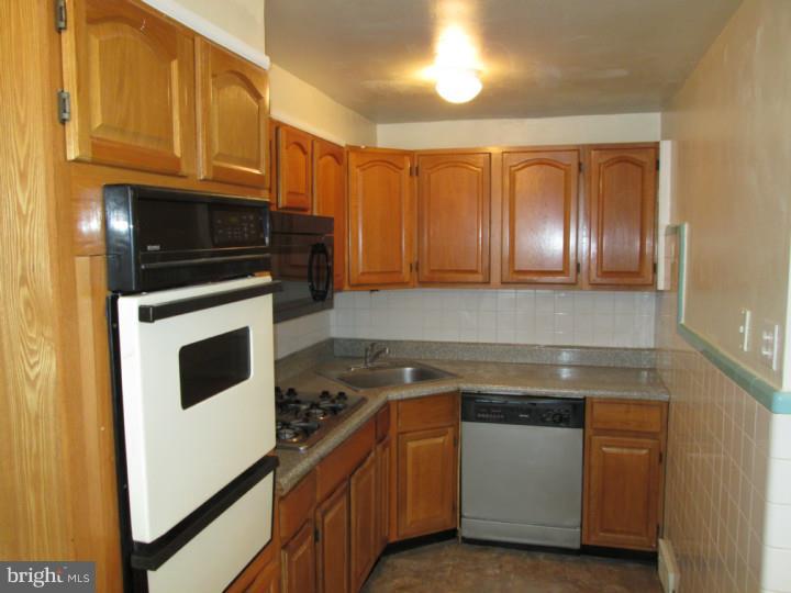 1809 Merribrook Road Philadelphia, PA 19151 - Photo 6 of 20 Kitchen