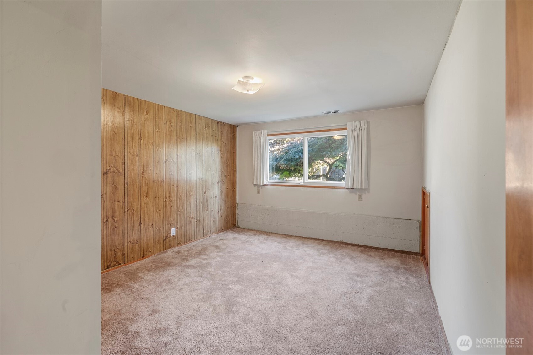 1027 South 112th Street Seattle, WA 98168 - Photo 20 of 33 an empty room with windows