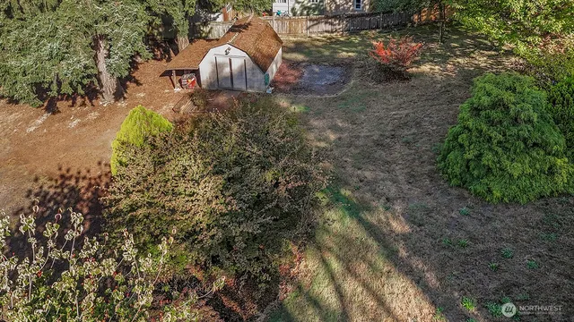 a view of a yard in front of the house
