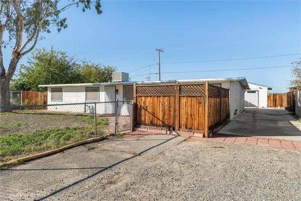 a view of a backyard