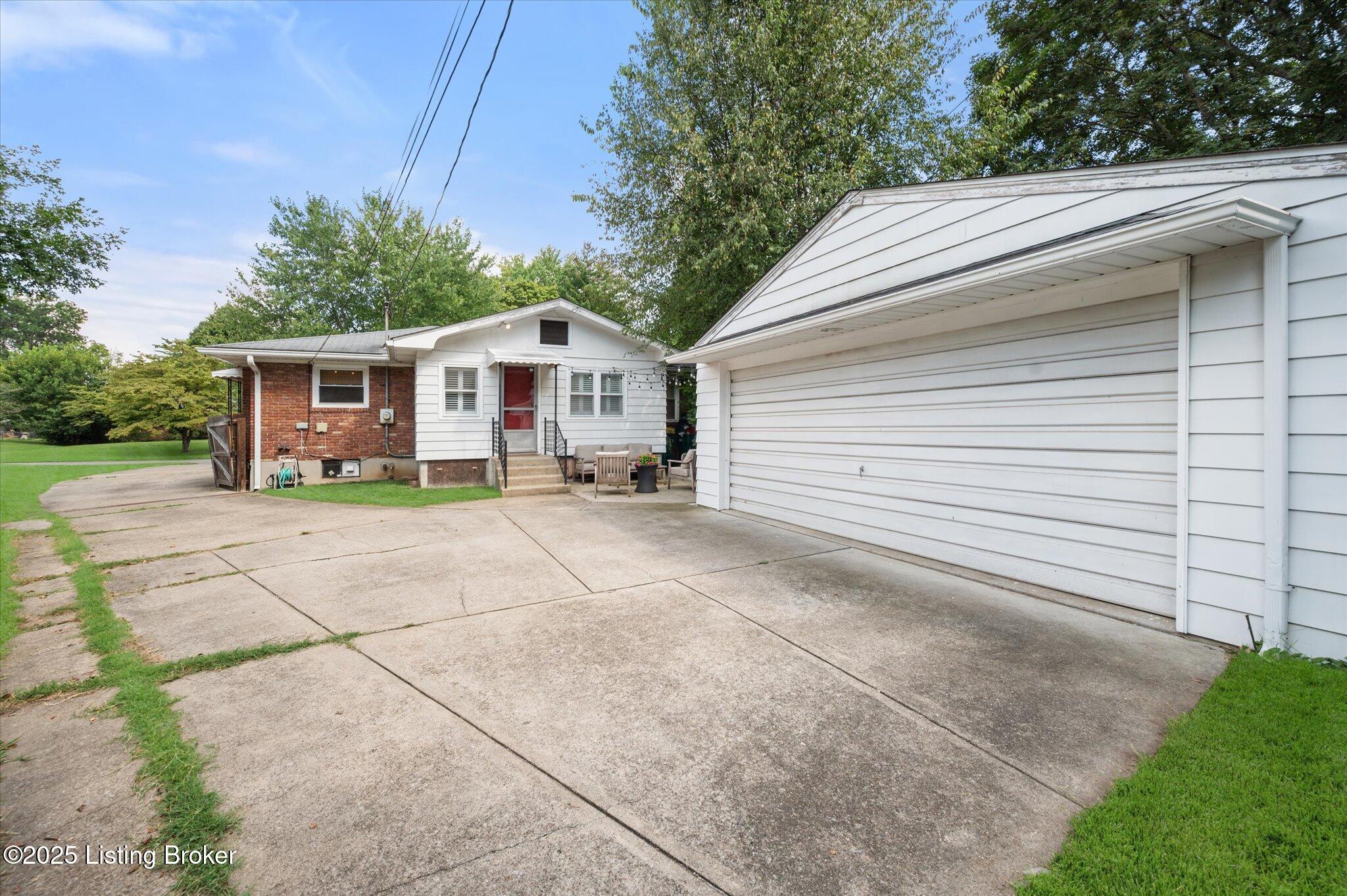 328 Brunswick Road Louisville, KY 40207 - Photo 8 of 33 23-328 Brunswick Rd-0041