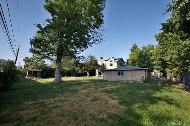 a view of a backyard