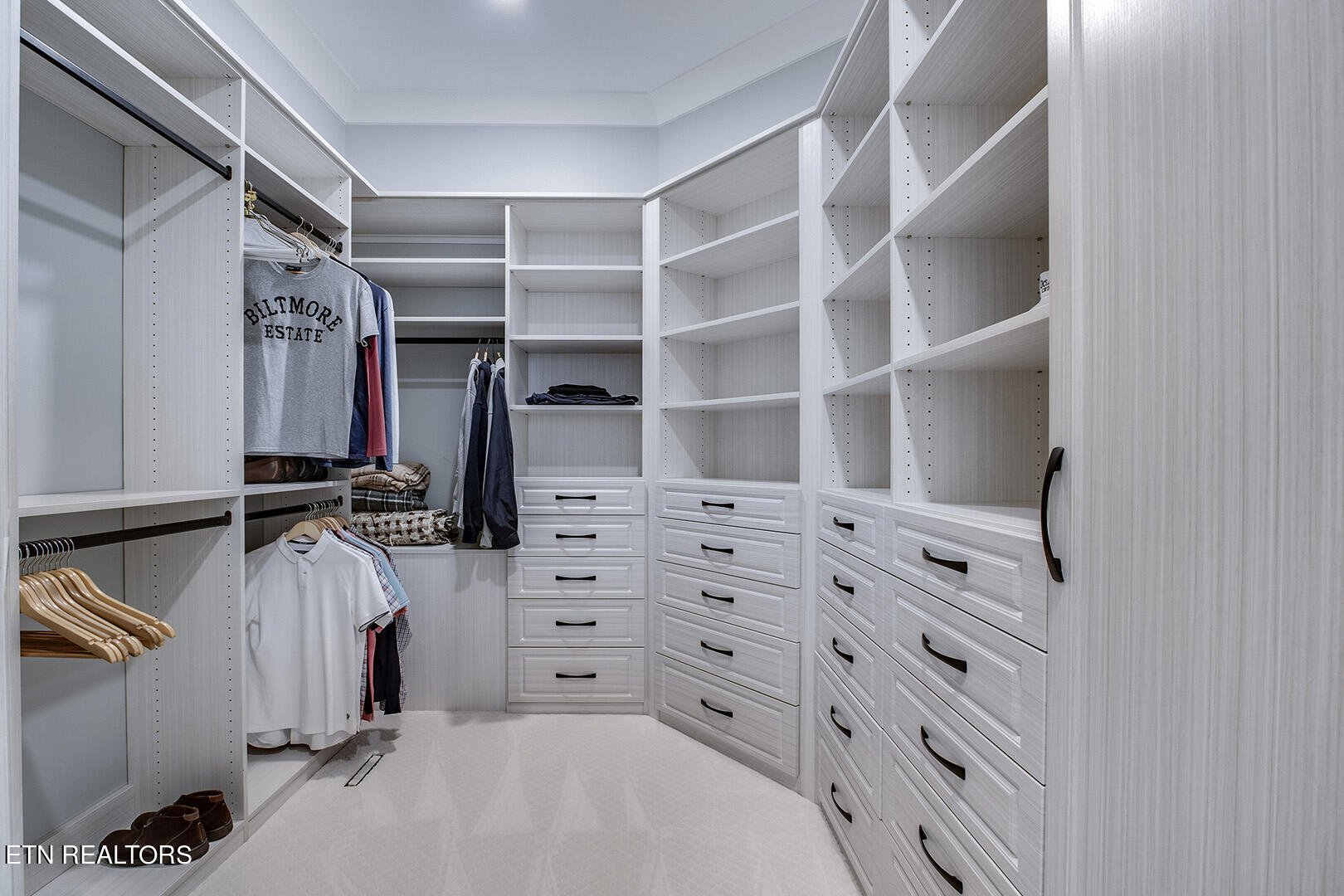 270 Bay Pointe Road Vonore, TN 37885 - Photo 24 of 60 23_BayPointeRoad_270_MasterCloset-His