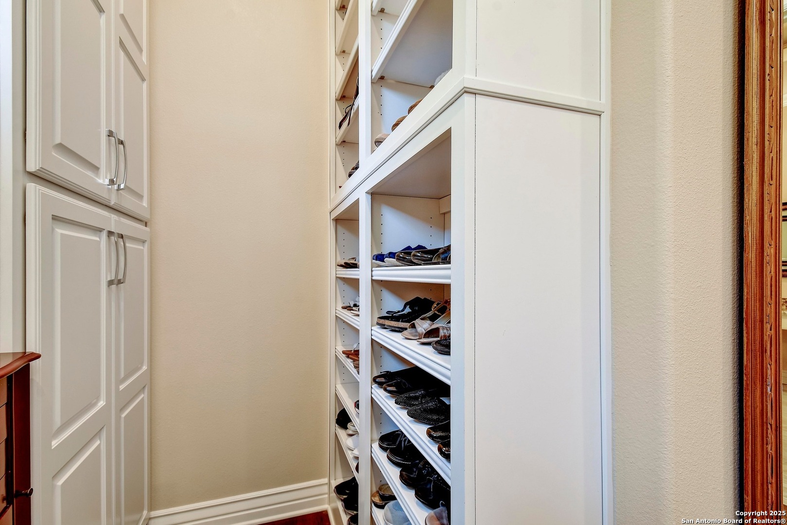 8 Braeburn Court Bulverde, TX 78163 - Photo 35 of 64 a view of an entryway with wooden floor