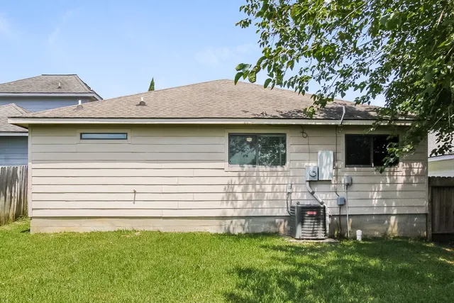 a view of a house with a backyard