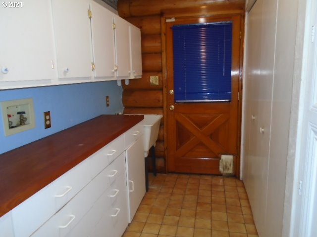 12125 Southeast Laughing Water Road Sandy, OR 97055 - Photo 14 of 24 a room with washing machine and cabinets