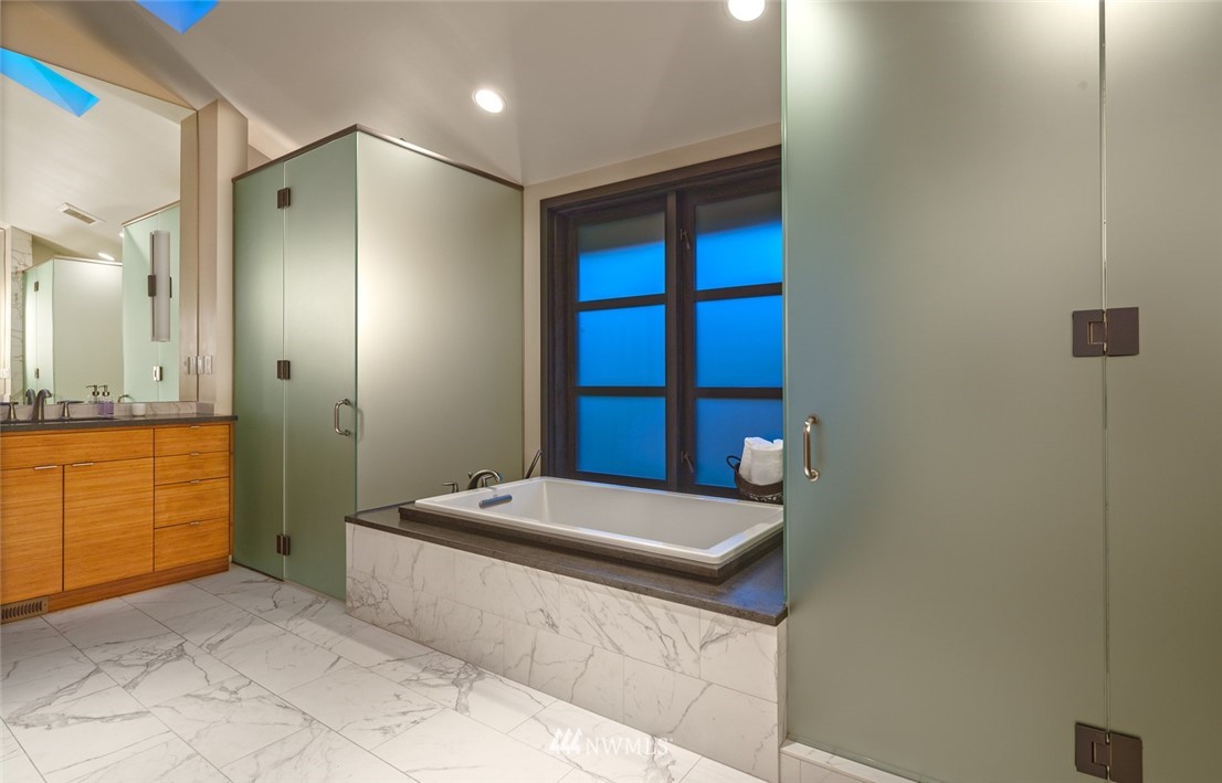 1014 Belfair Road Bellevue, WA 98004 - Photo 9 of 24