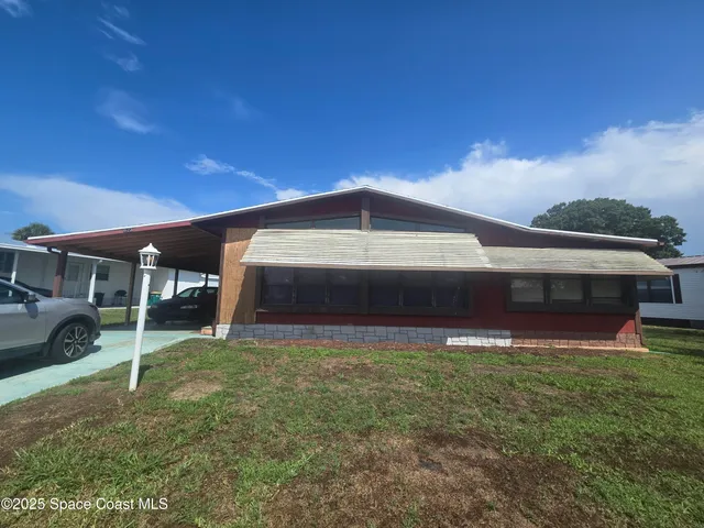 a view of front of house with a yard