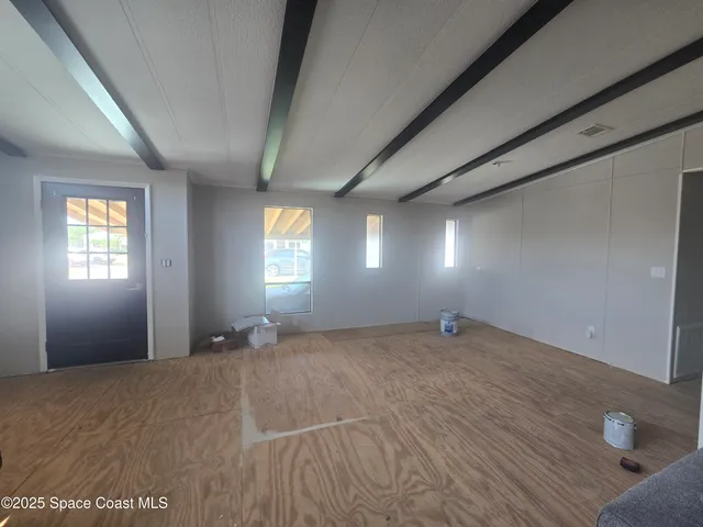 a view of empty room with window