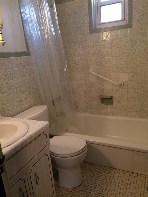 606 Ridgemont Drive Pittsburgh, PA 15220 - Photo 12 of 18 Shower and Tub in this Bathroom