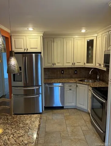 $280,000 | 206 Farber Drive, Unit 206, West Babylon, NY 11704