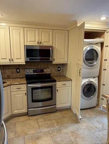 $280,000 | 206 Farber Drive, Unit 206, West Babylon, NY 11704