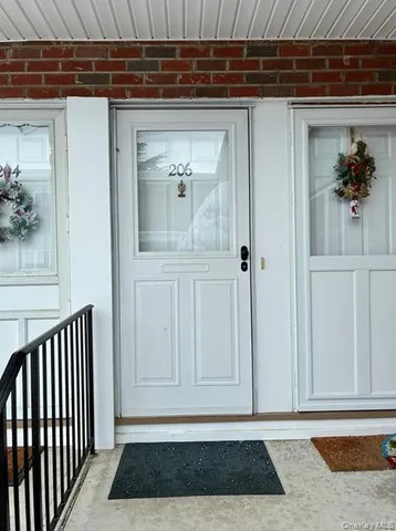 $280,000 | 206 Farber Drive, Unit 206, West Babylon, NY 11704