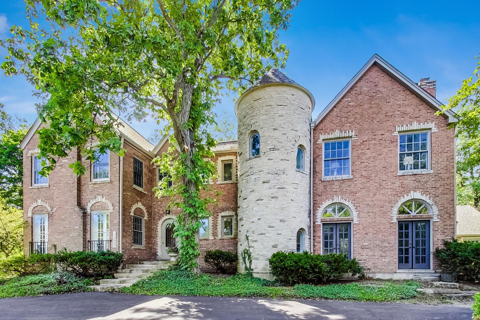 1037 Hillside Road Northbrook, IL 60062 - Photo 1 of 46 a front view of a house with garden