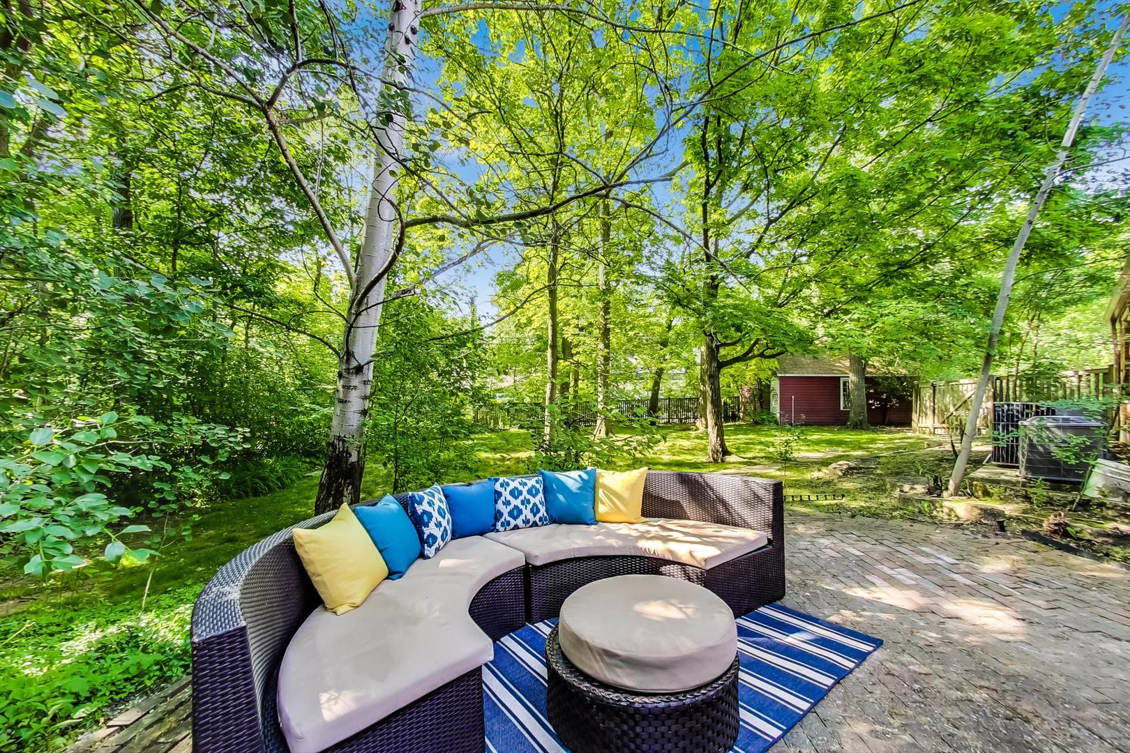 1037 Hillside Road Northbrook, IL 60062 - Photo 40 of 46 a backyard of a house with table and chairs