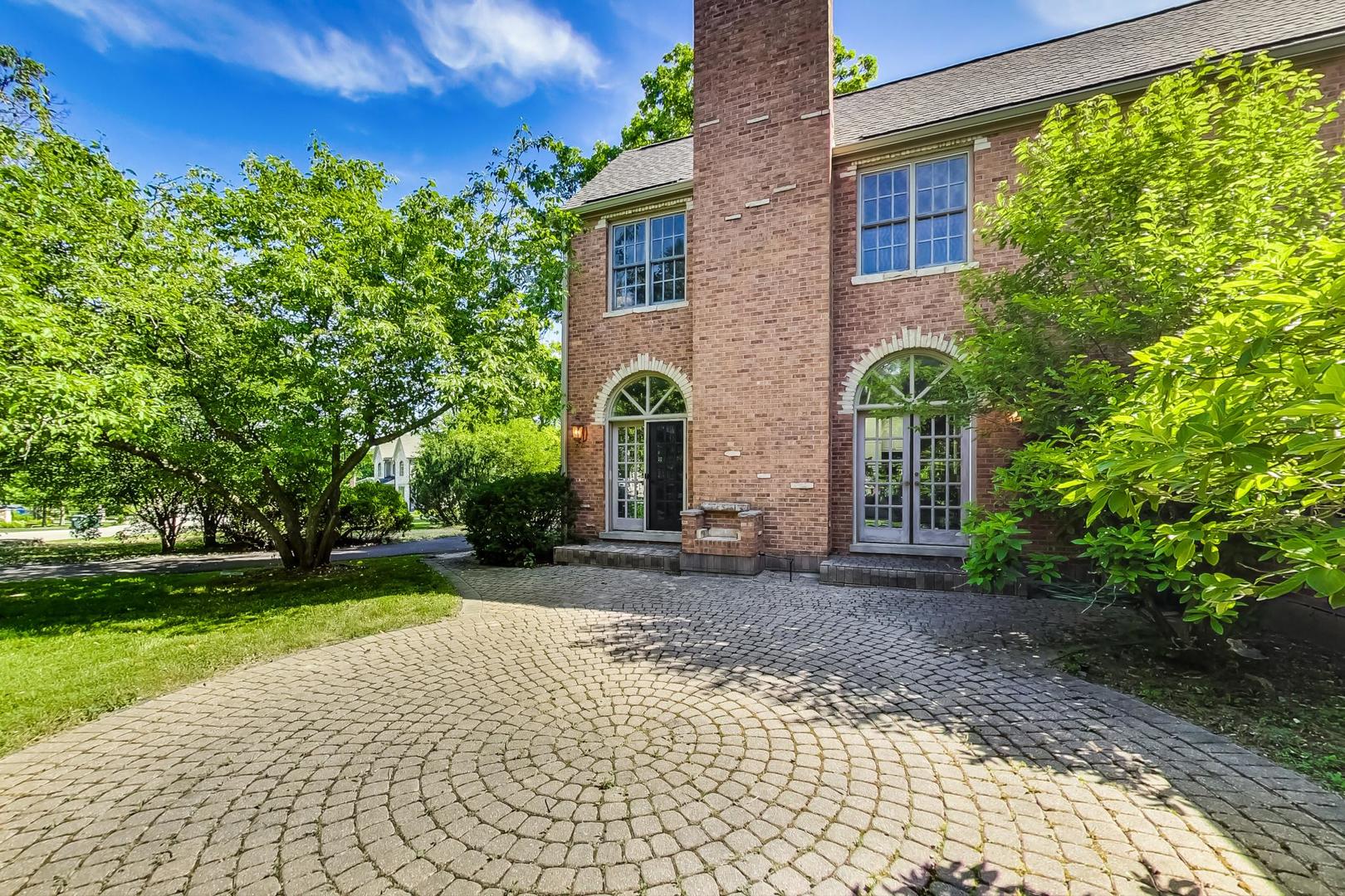 1037 Hillside Road Northbrook, IL 60062 - Photo 41 of 46 a front view of a house with garden
