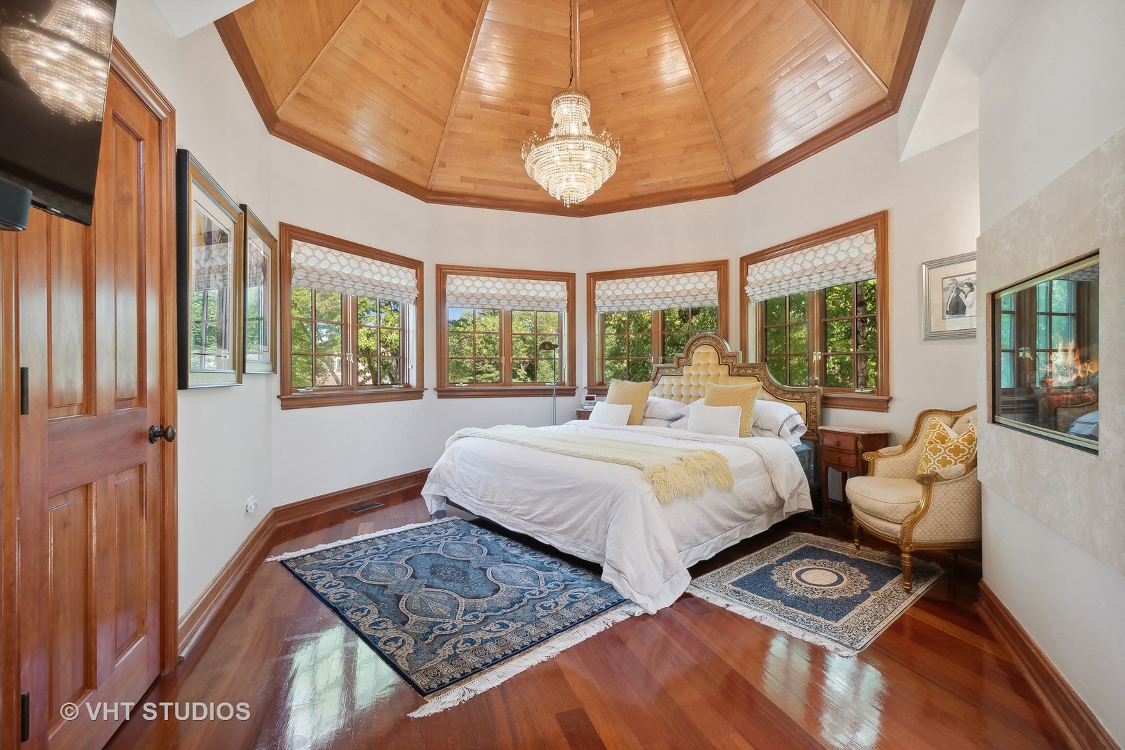 305 Central Avenue Wilmette, IL 60091 - Photo 15 of 42 a bedroom with furniture and a window