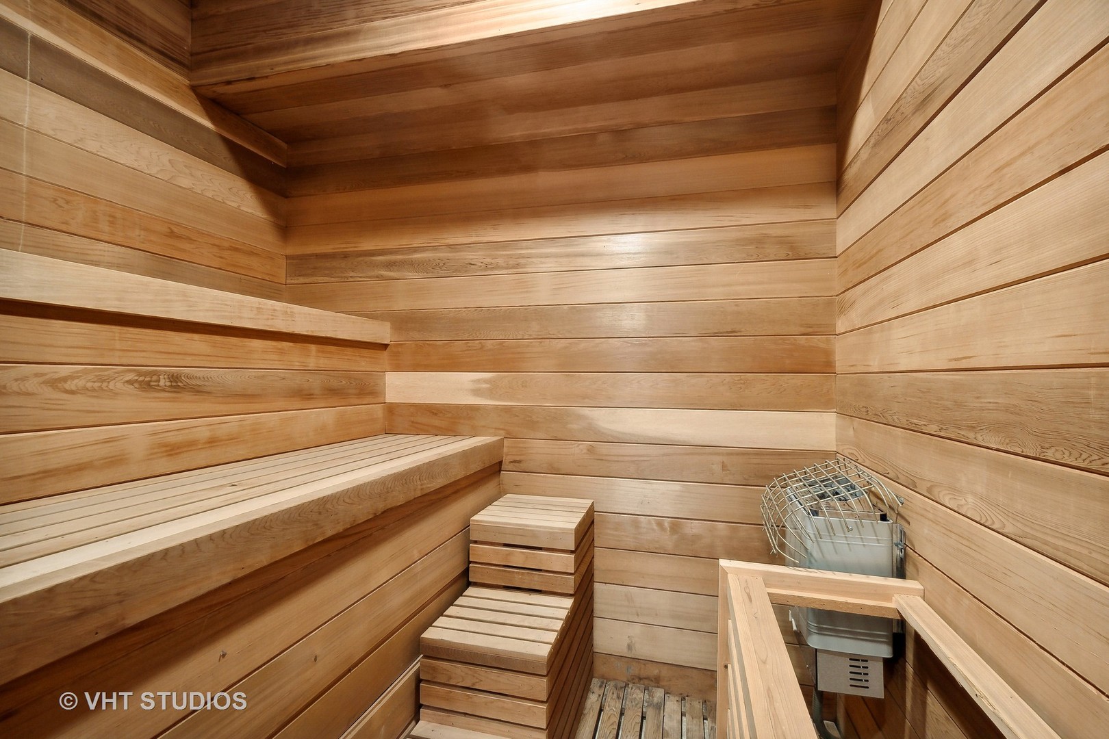 305 Central Avenue Wilmette, IL 60091 - Photo 37 of 42 a bathroom with a bathtub