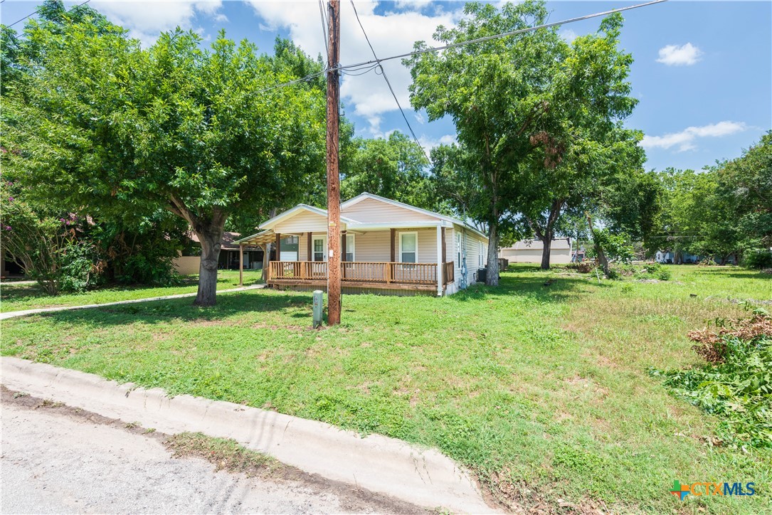 705 South Laurel Avenue Luling, TX 78648 - Photo 3 of 31