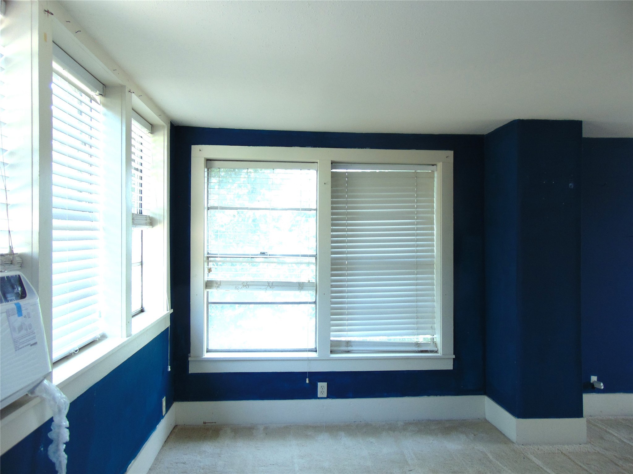 100 West Caroline Street Trinity, TX 75862 - Photo 4 of 28 a room that has a window in it