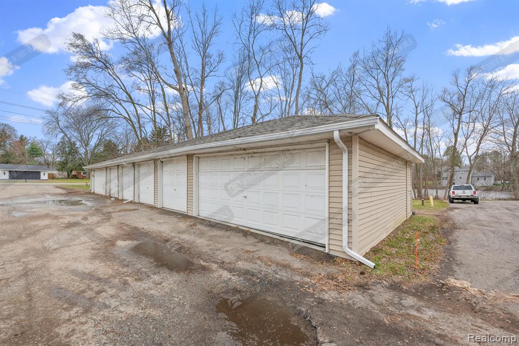2249 South Commerce Road Walled Lake, MI 48390 - Photo 5 of 26