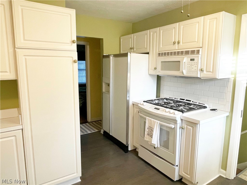 1748 Roselawn Road Cleveland, OH 44124 - Photo 8 of 28 Kitchen