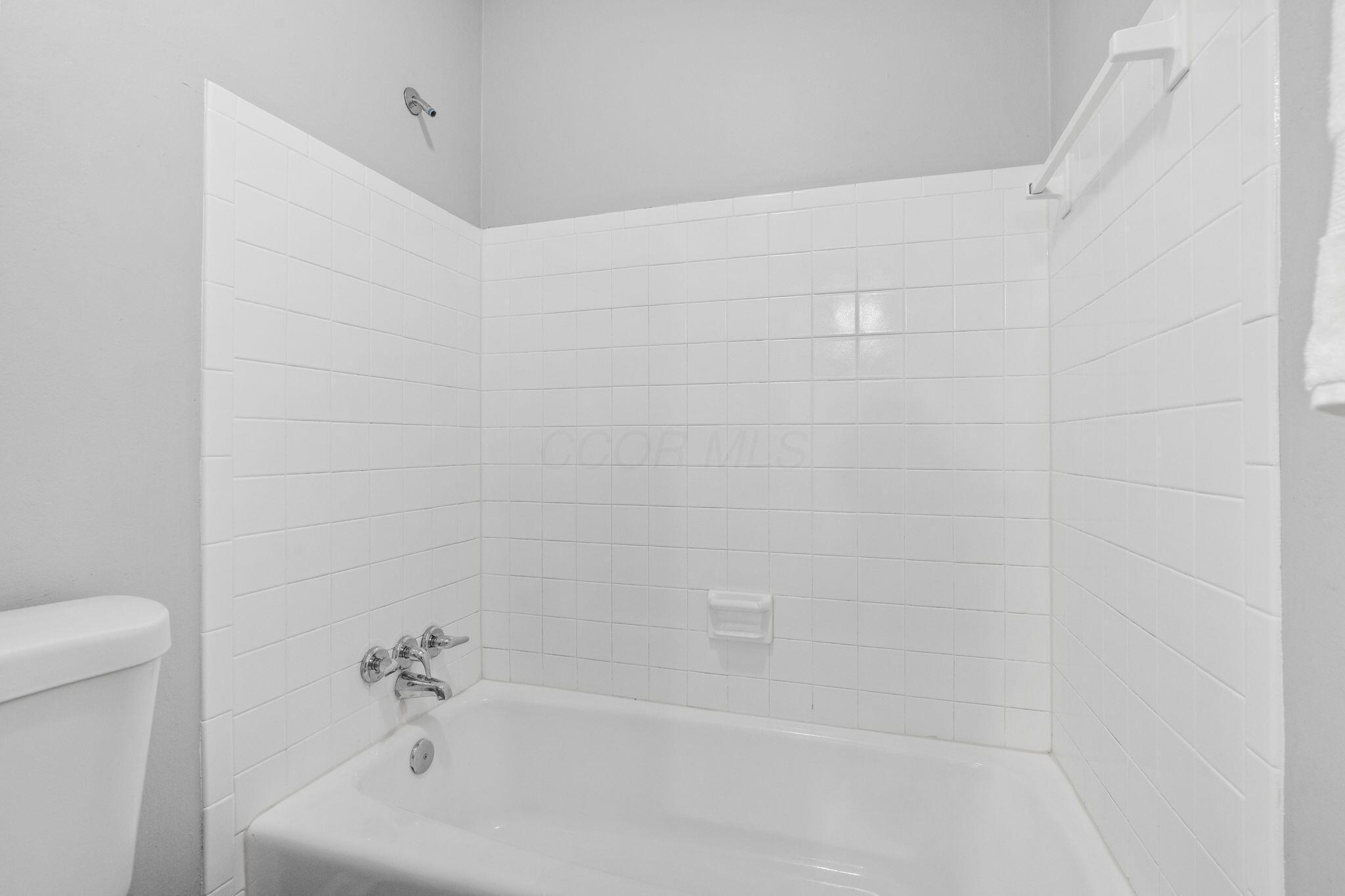 909 Hillery Road Columbus, OH 43229 - Photo 26 of 40 Hall Bath