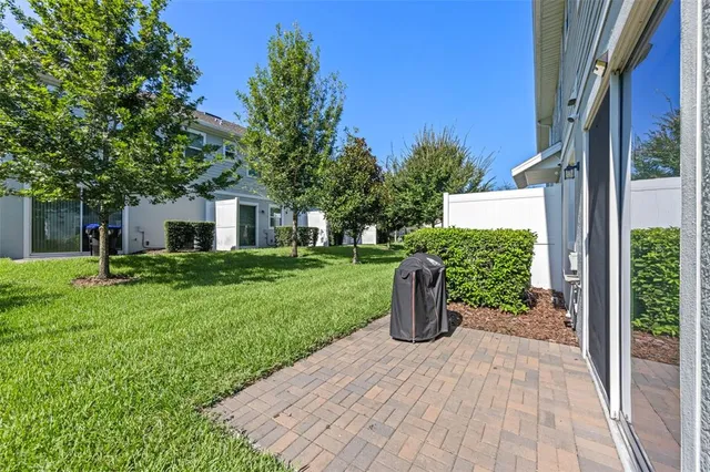 a view of a house with backyard and garden