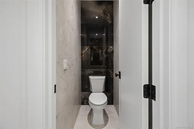 a bathroom with a toilet