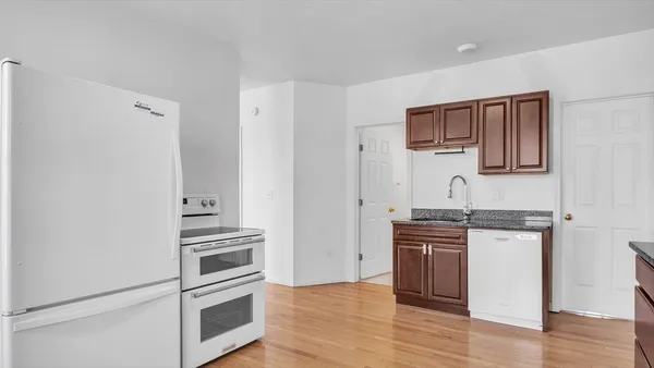 $2,700 | 1442 Main Street, Unit 1, Worcester, MA 01603