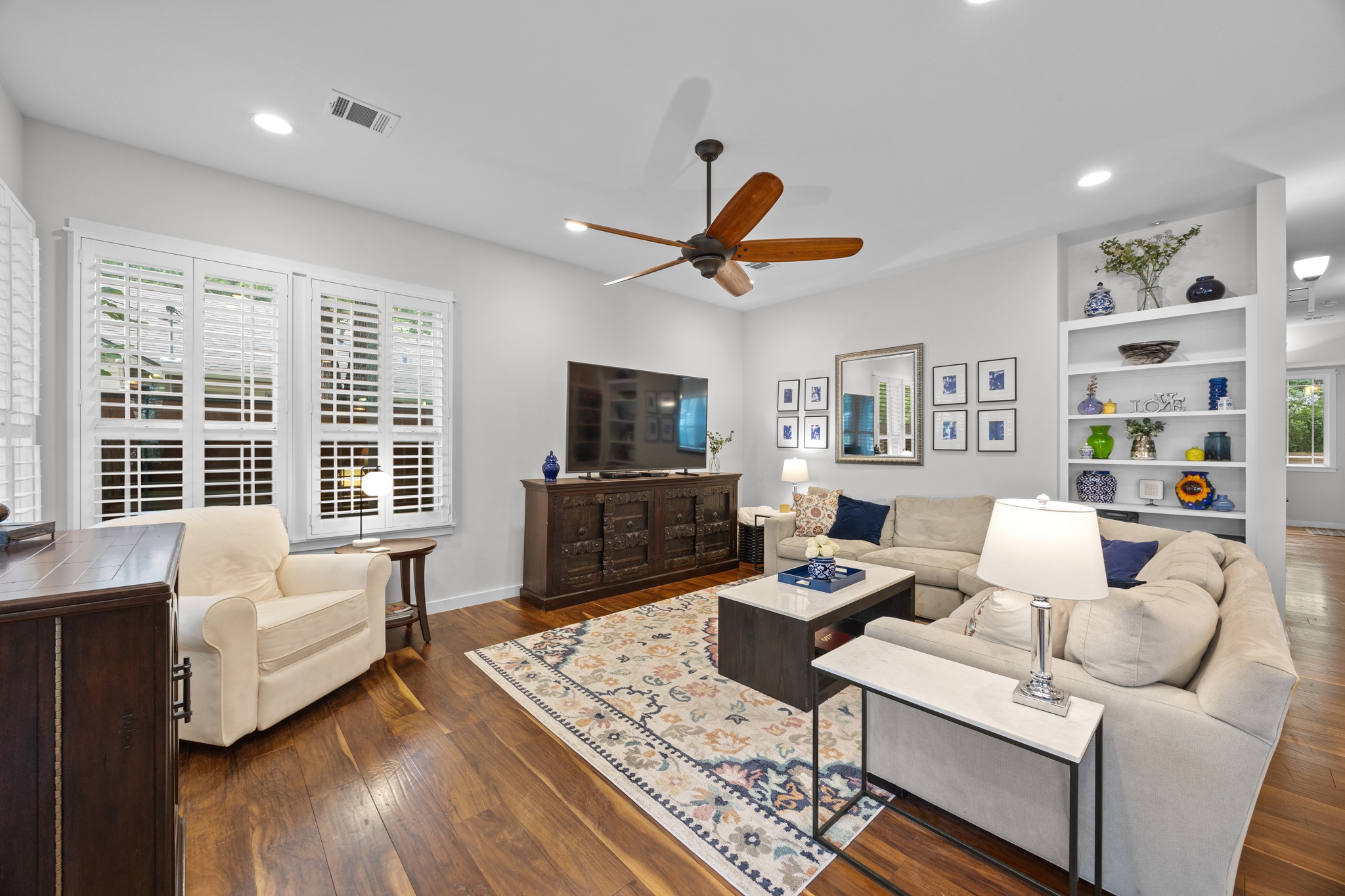 3907 Becker Avenue Austin, TX 78751 - Photo 4 of 33 Light and bright living area with built-ins.