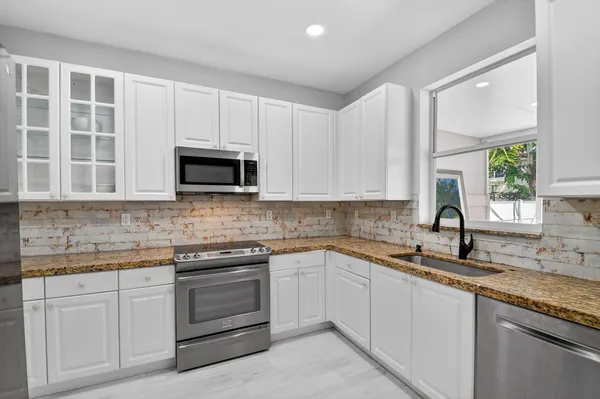 $725,000 | 1605 East Classical Boulevard, Delray Beach, FL 33445