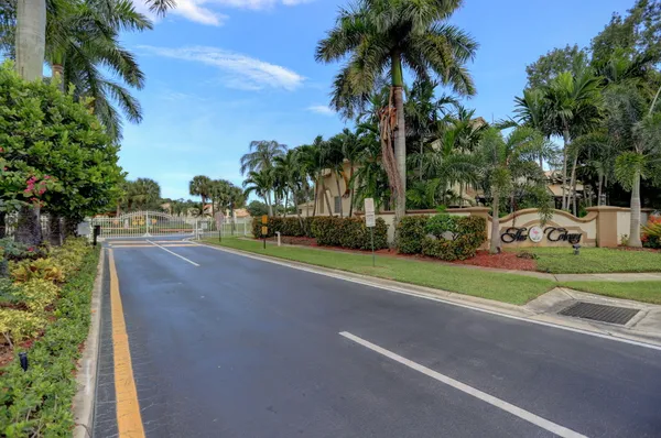 $725,000 | 1605 East Classical Boulevard, Delray Beach, FL 33445