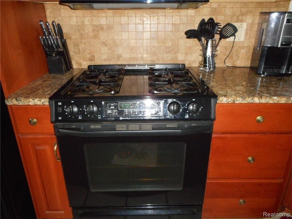 17544 Clark Street Riverview, MI 48193 - Photo 22 of 61 GAS STOVE
