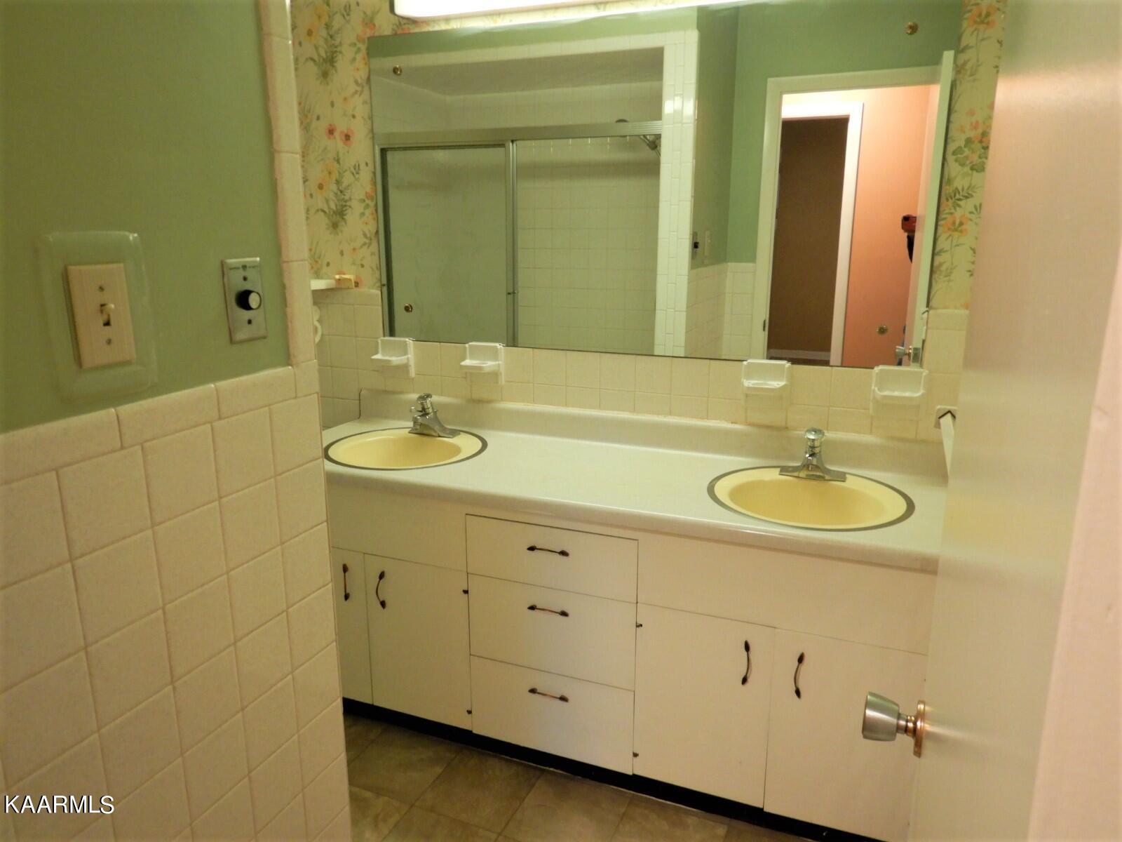 115 Monticello Road Oak Ridge, TN 37830 - Photo 13 of 25 Hall Bath