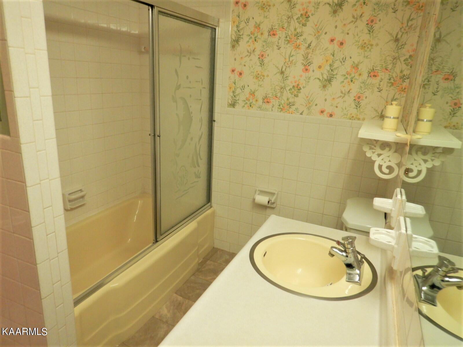 115 Monticello Road Oak Ridge, TN 37830 - Photo 14 of 25 Hall Bath