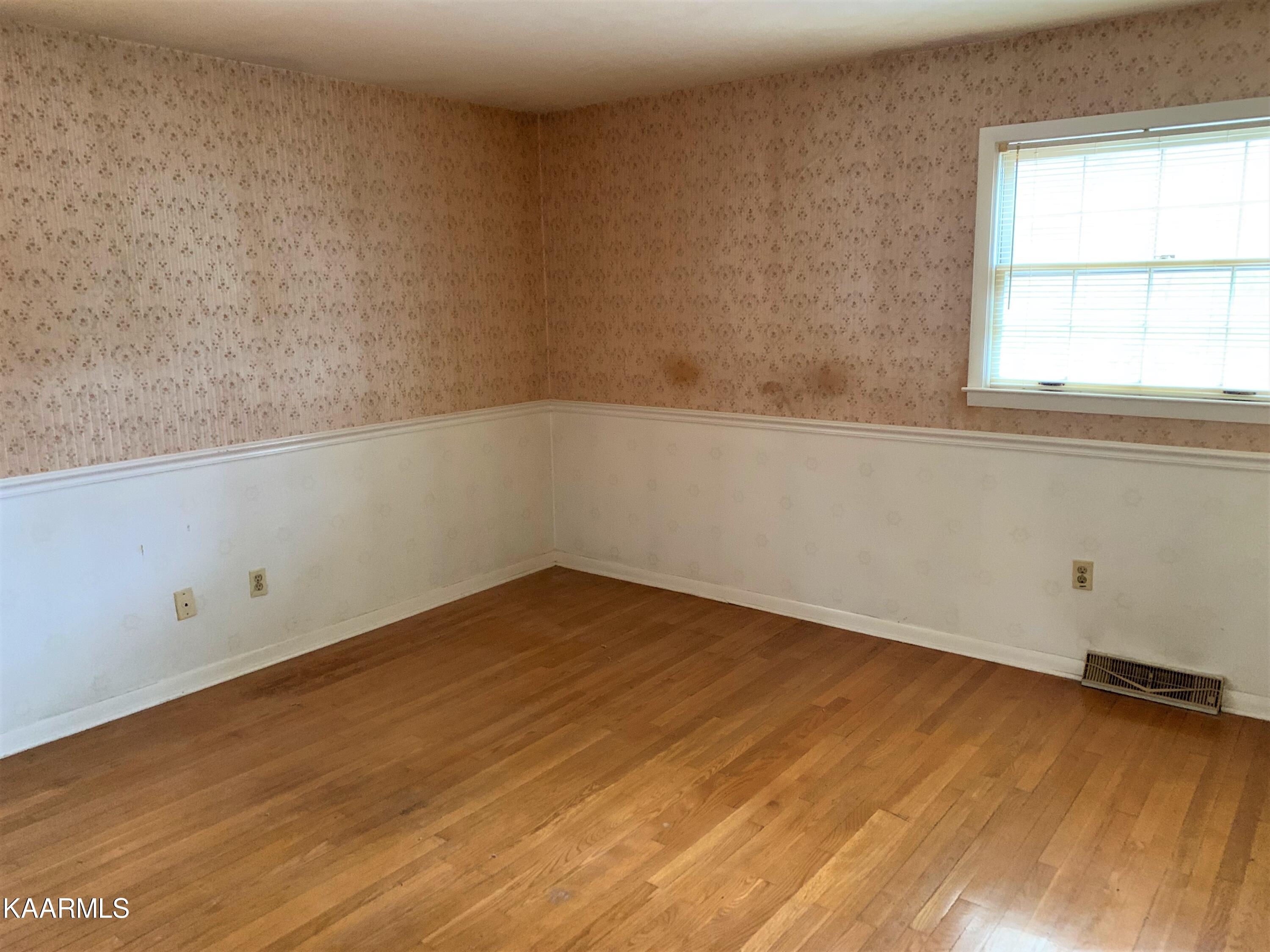 115 Monticello Road Oak Ridge, TN 37830 - Photo 18 of 25 Primary Bedroom