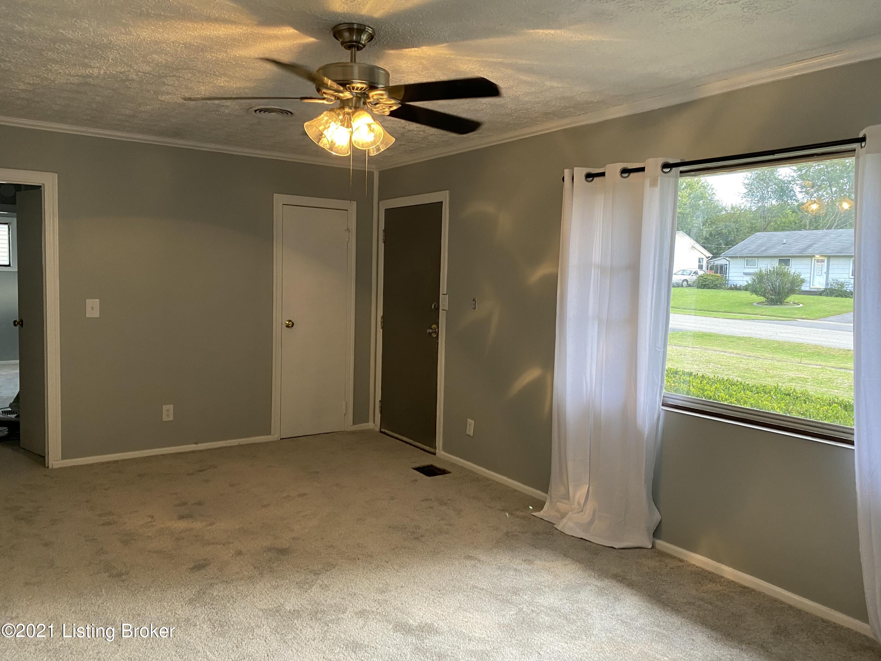 308 Redding Road Louisville, KY 40218 - Photo 5 of 16 AB64414A-C84A-4FFC-9458-B00DAA09FDF6