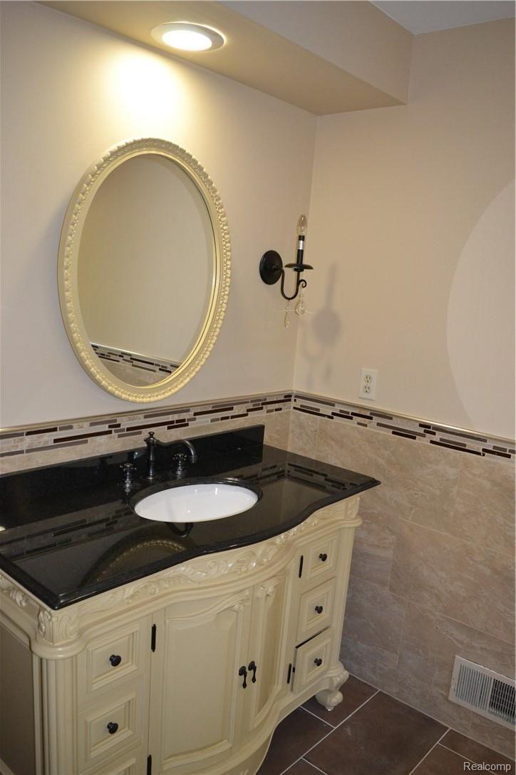 660 Birch Tree Court Rochester, MI 48306 - Photo 20 of 38 20 - Master Bath.JPG