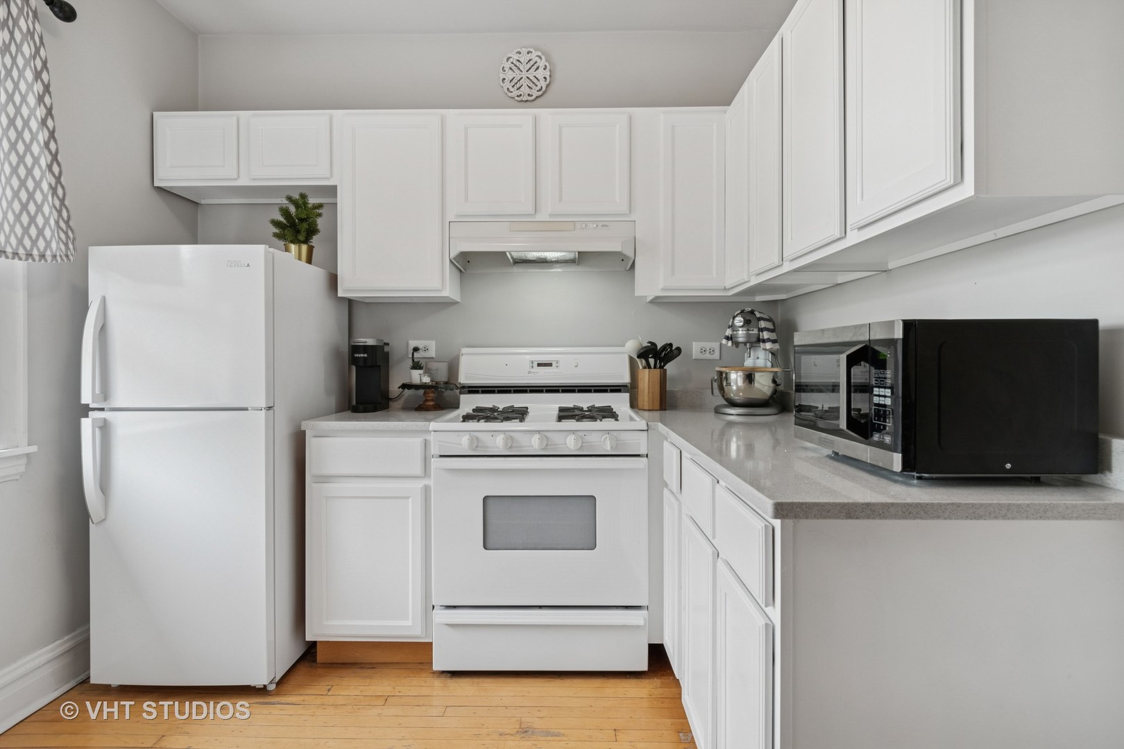 7 Fillmore Street, Unit 2 Oak Park, IL 60304 - Photo 16 of 27 a kitchen with appliances a microwave and cabinets